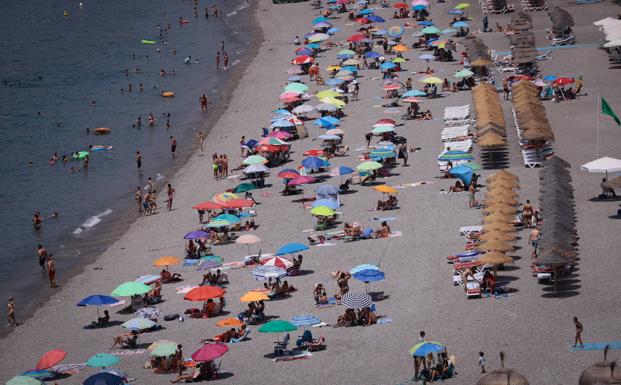 Almuñécar cierra la Playa de San Cristóbal por exceso de aforo