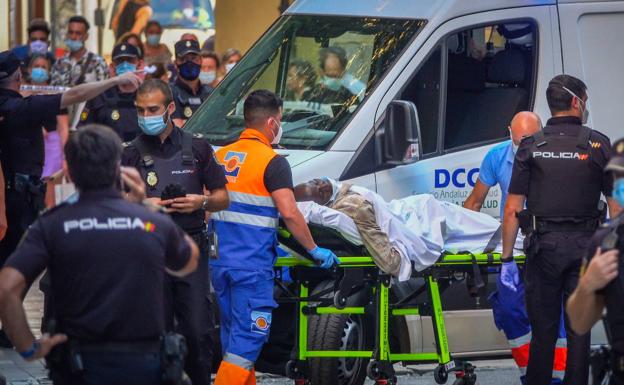 Evoluciona favorablemente en UCI el hombre que arrebató a un agente el arma junto a la Catedral de Granada