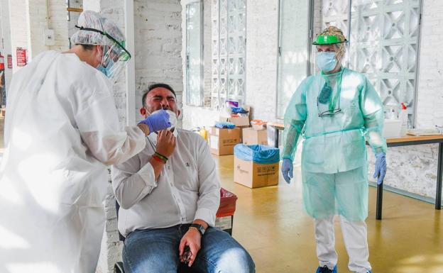 Andalucía suma casi 200 positivos en solo 24 horas: estos son los 80 brotes activos