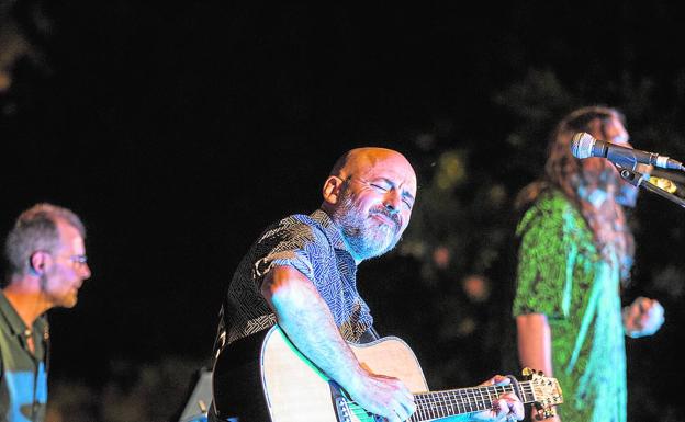 Quini Almendros e Ihmaele, el toque de rock en la guitarra