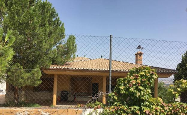 Una familia okupa veranea en un chalé de 300.000 euros con piscina en Gójar (Granada)