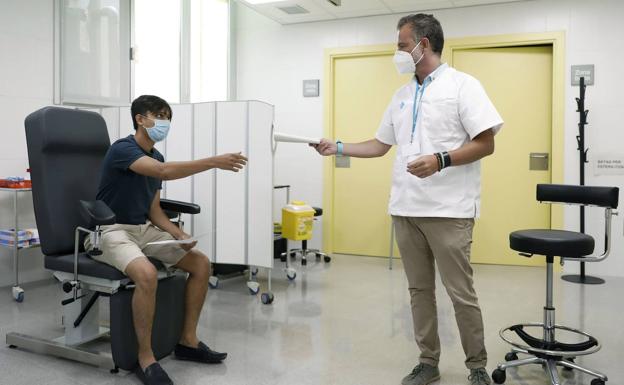 Un millar de rastreadores intentan frenar la evolución de los brotes en Granada