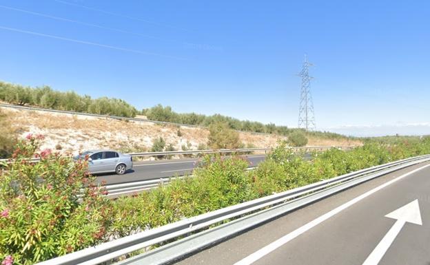 Muere un motorista al salirse de la calzada en Torredelcampo