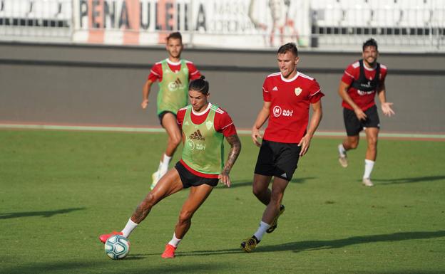 El Almería, con incertidumbre, busca paso en firme al ascenso ante el Girona de Francisco