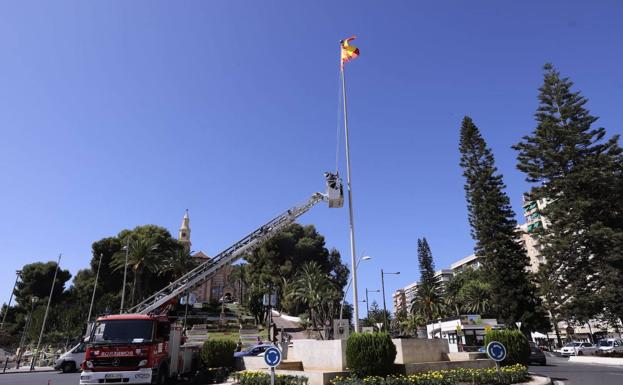 Cambian la bandera de la rotonda del Cerro de la Virgen de Motril