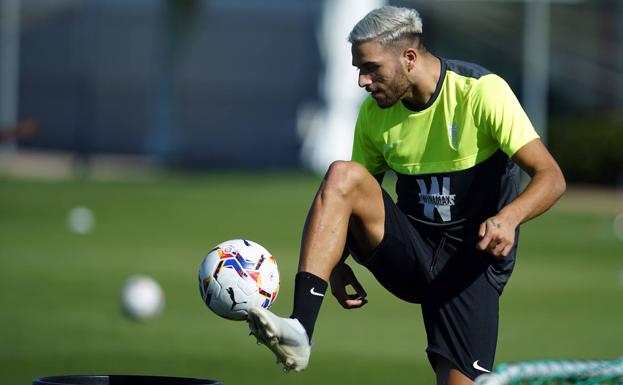 Los jugadores del Granada recuperan sensaciones con balón