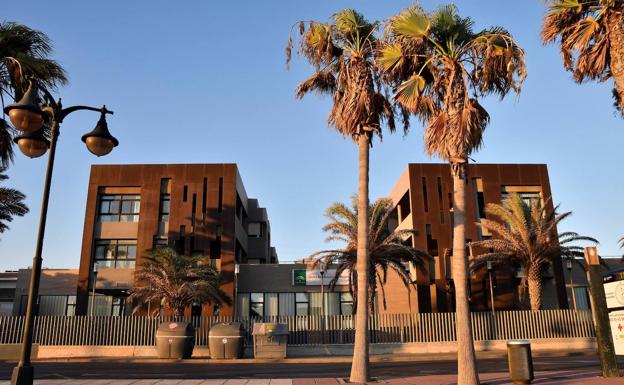 El brote de la residencia 'El Zapillo' se dispara hasta los 67 positivos