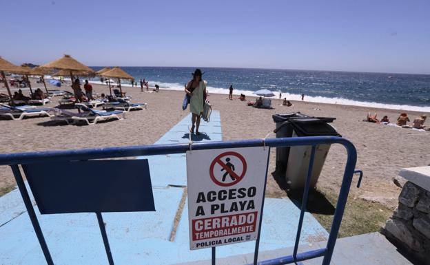 Cierran dos zonas de la playa de San Cristóbal en Almuñécar al completarse el aforo