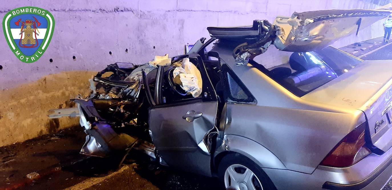 Bomberos de Motril rescatan al conductor de un vehículo tras un aparatoso accidente con un autobús