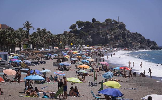 El viento complica el día de playa en un 15 de agosto sin fiestas pero con fuegos artificiales