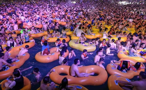 Miles de chinos violan las normas en una macrofiesta en Wuhan, epicentro del coronavirus