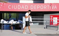 Rui Silva revisa el contenido de la bolsa con su ropa de entrenamiento./ALFREDO AGUILAR