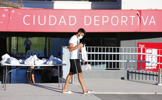 El Granada vuelve a entrenar tras el positivo de Yan Eteki