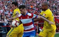 Rodri protege el balón durante el último encuentro entre el Granada y el Cádiz./ALFREDO AGUILAR