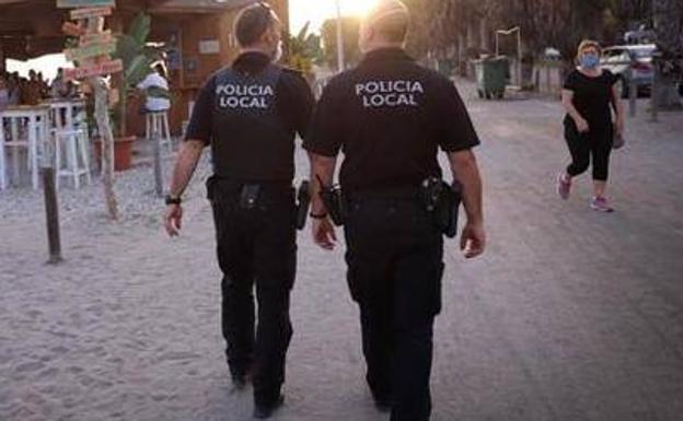 La Policía de Motril pone dos sanciones a chiringuitos por no respetar el nuevo horario de cierre