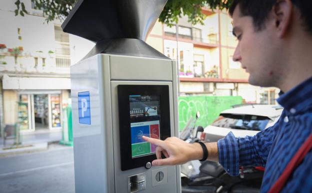 El alcalde de Granada asegura que intentará recortar un 30% la ampliación de la zona azul