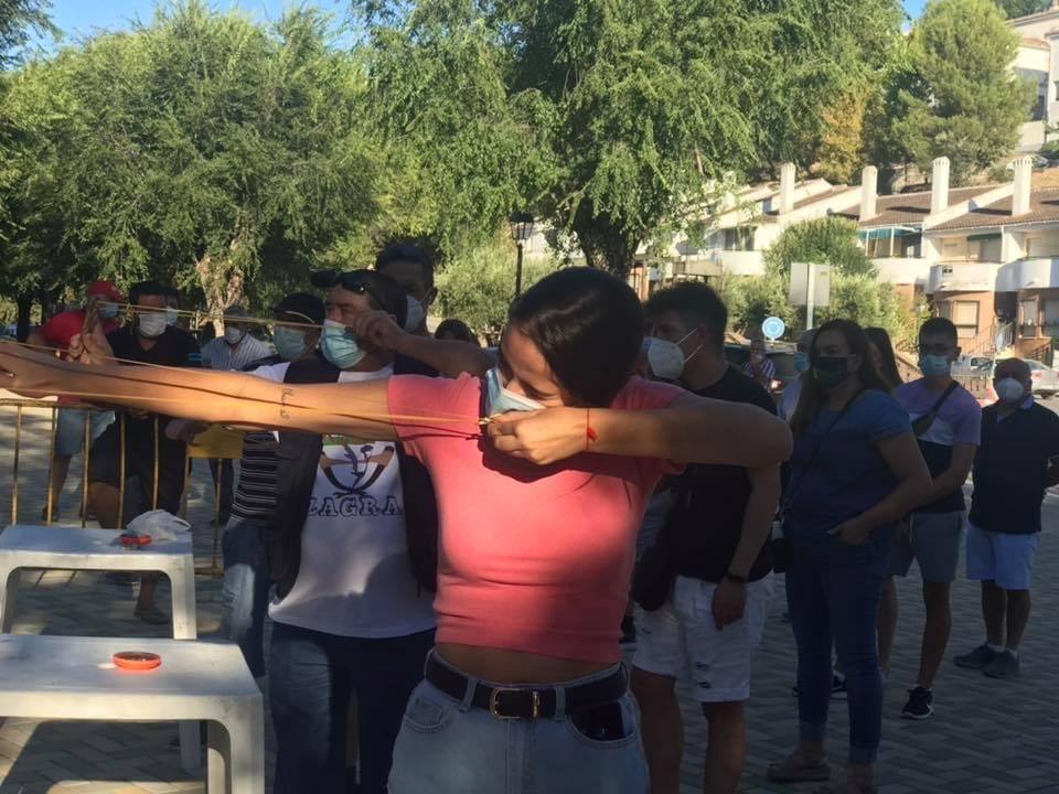 El tradicional concurso de tirachinas reúne a treinta tiradores en Montefrío