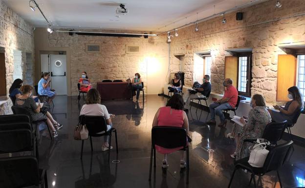 Trabajo conjunto para retomar los talleres de personas mayores en Linares