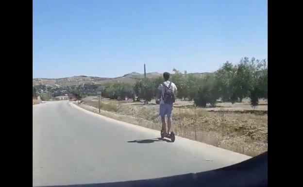 Cazado yendo en patinete eléctrico por una carretera nacional en Jaén