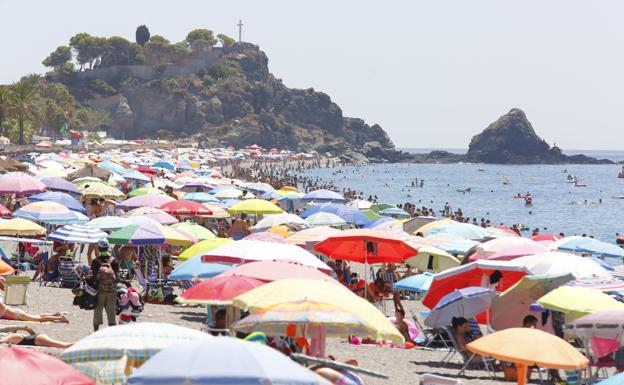 La playa de La Herradura se llena y cortan el acceso temporalmente