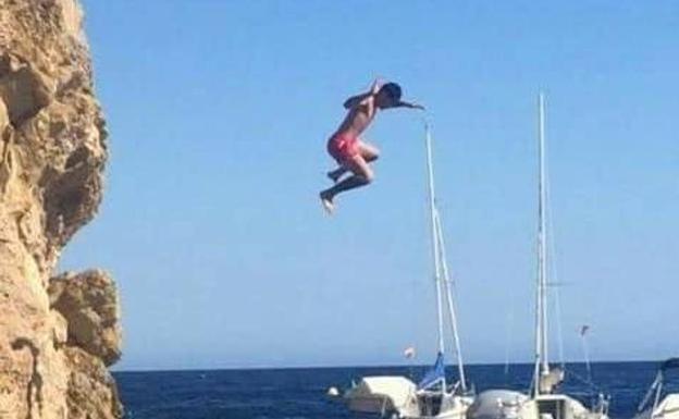 Multas de hasta 12.000 euros a los jóvenes que salten al mar desde el tajo de Calahonda