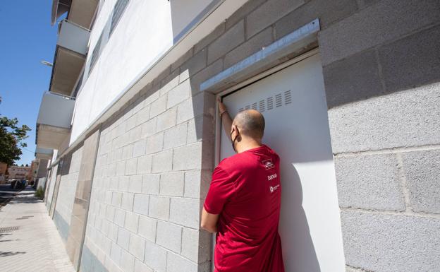 Los vecinos de Santa Adela alertan del intento de okupación de varios bajos del nuevo edificio