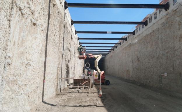 Avanza el soterramiento de El Puche: concluye la excavación entre las pantallas de hormigón