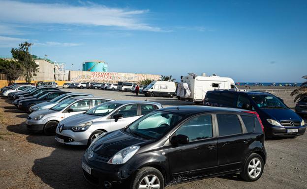 Costas relaja las multas y los coches recuperan la arena de la playa de Motril