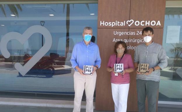 Un grupo de carolinenses patenta y vende un sistema para abrir puertas sin tocar los pomos