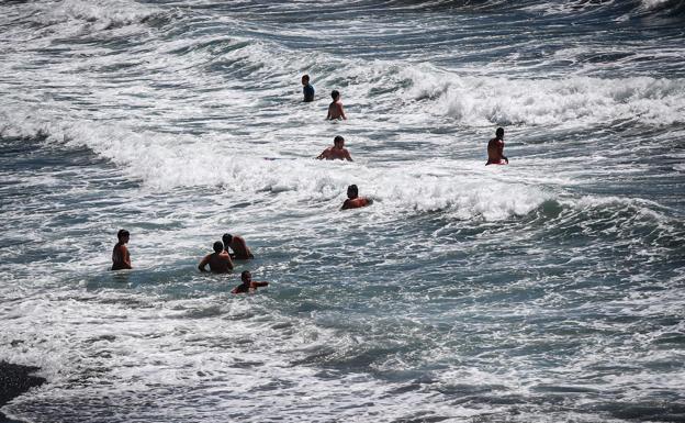 La temporada alta de las playas de Granada se despide con bandera roja en la mayoría de ellas