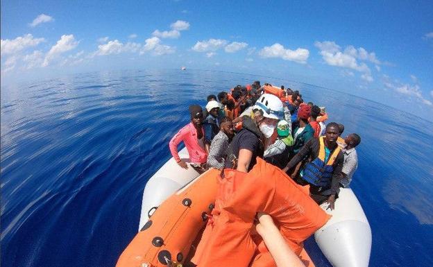 La ONU pide el desembarco de 400 inmigrantes rescatados en el Mediterráneo