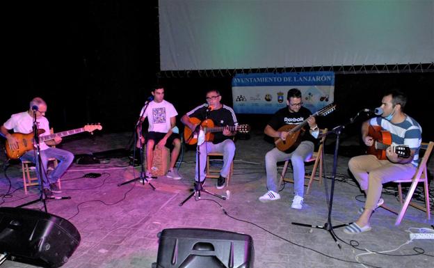 El público se entrega al máximo en la actuación de Andarríos en el parque del Salado de Lanjarón