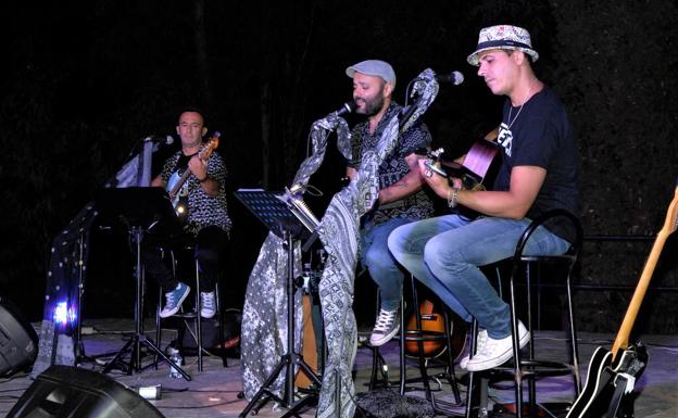 El grupo Aliña2 de Almuñécar clausura los conciertos de verano que se han llevado a cabo en Lanjarón