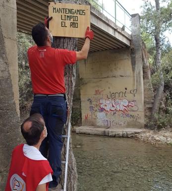 Voluntarios recogen 150 kilos de basura de Los Cañones y los llevan a la puerta del Ayuntamiento