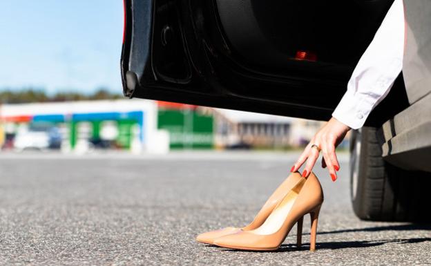 La DGT aclara qué pasa si te pillan conduciendo con calzado inadecuado