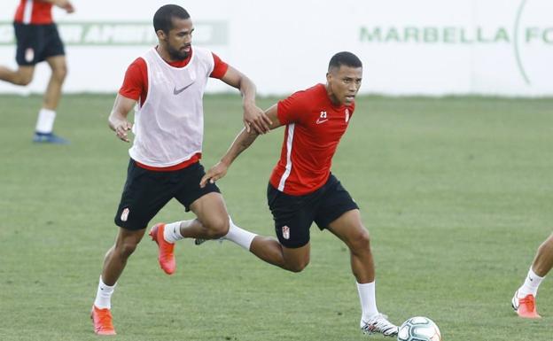 Yangel Herrera espera con sus compañeros el anuncio de su fichaje