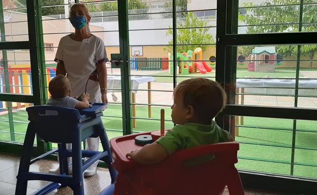 Termómetros, desinfección de juguetes y 'seños' con mascarilla, así abren las escuelas infantiles