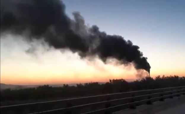 Un incidente en una orujera de Mancha Real crea una boina negra de humo sobre la ciudad