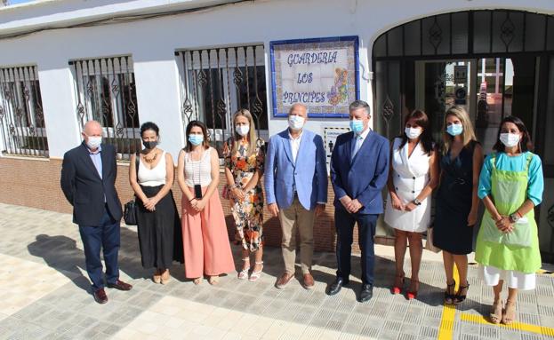 Imbroda anima a las familias a llevar a los niños al colegio, «donde tienen que estar»