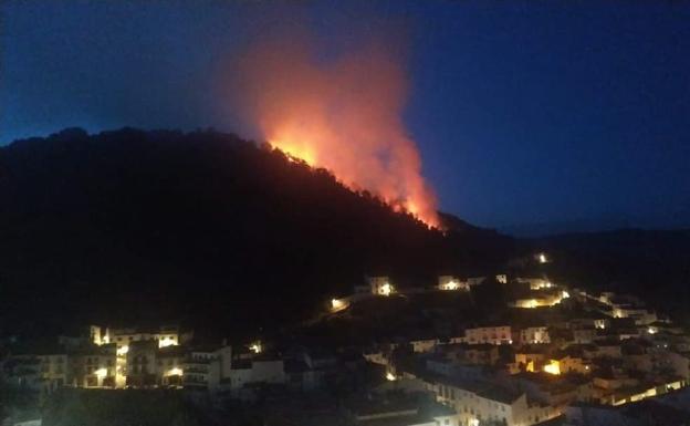 Controlado el incendio originado esta madrugada en el monte anexo a Cambil
