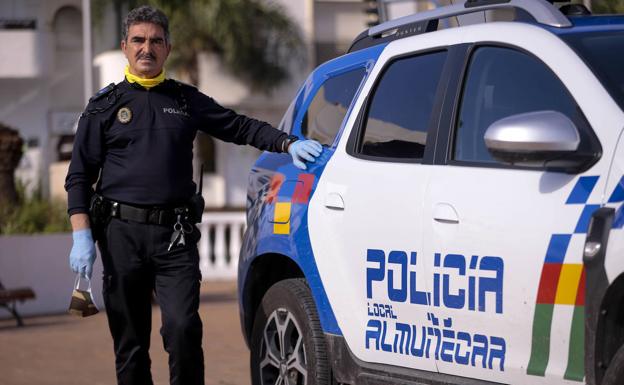 'Chiki' cuelga el uniforme de Policía tras 38 años y una pandemia que retrasó su jubilación