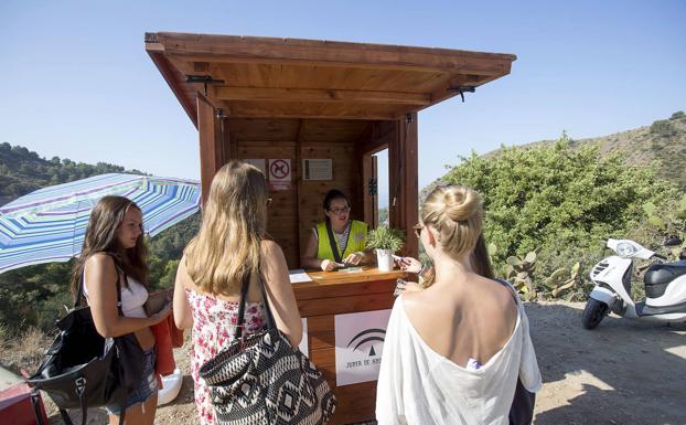 La asociación nudista de Cantarriján denuncia problemas con la línea de autobús a la playa