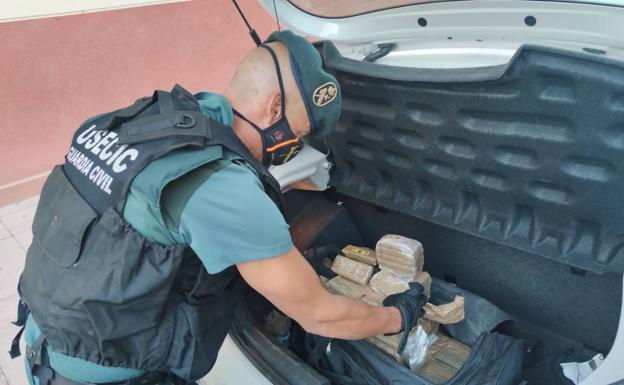 Interceptan un vehículo con más de veinticuatro kilos de hachís en un control en Granada