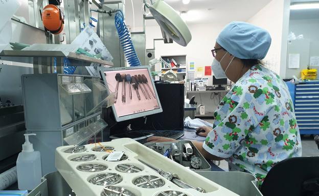 El cuartel de las 'cazapatógenos' que desinfecta el material para operar en Granada