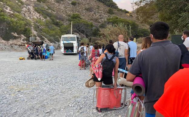 Cantarriján vuelve a tener dos autobuses para tras varios días de colas y quejas de usuarios