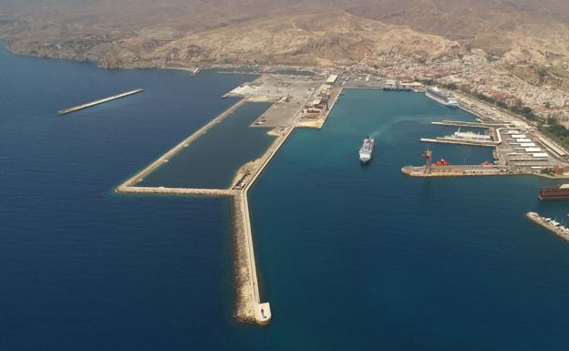 Acciona-Aima redactará el proyecto para conectar el Muelle de Pechina con el dique exterior