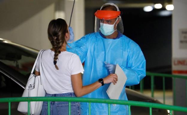 Casi 200 positivos y un fallecido demuestran cómo la pandemia sigue sin aflojar en Almería