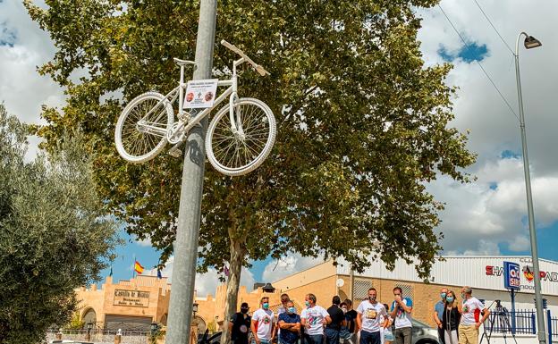 Una bicleta blanca en Baeza como homenaje a Ismael, joven ciclista fallecido