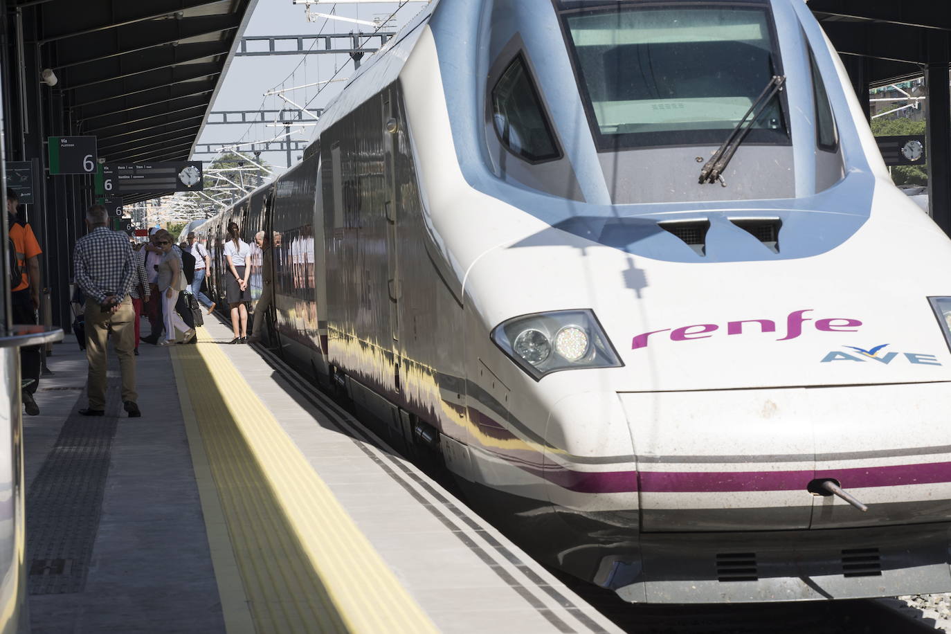 Granada recuperará el AVE directo a Barcelona perdido desde marzo