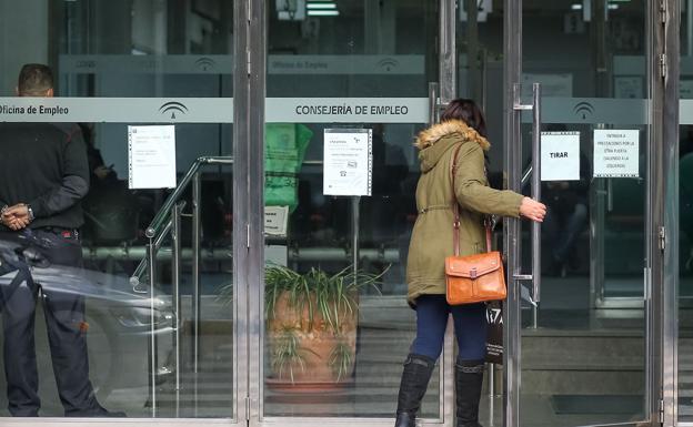 La cita previa obliga a esperar hasta dos semanas para trámites básicos en Almería